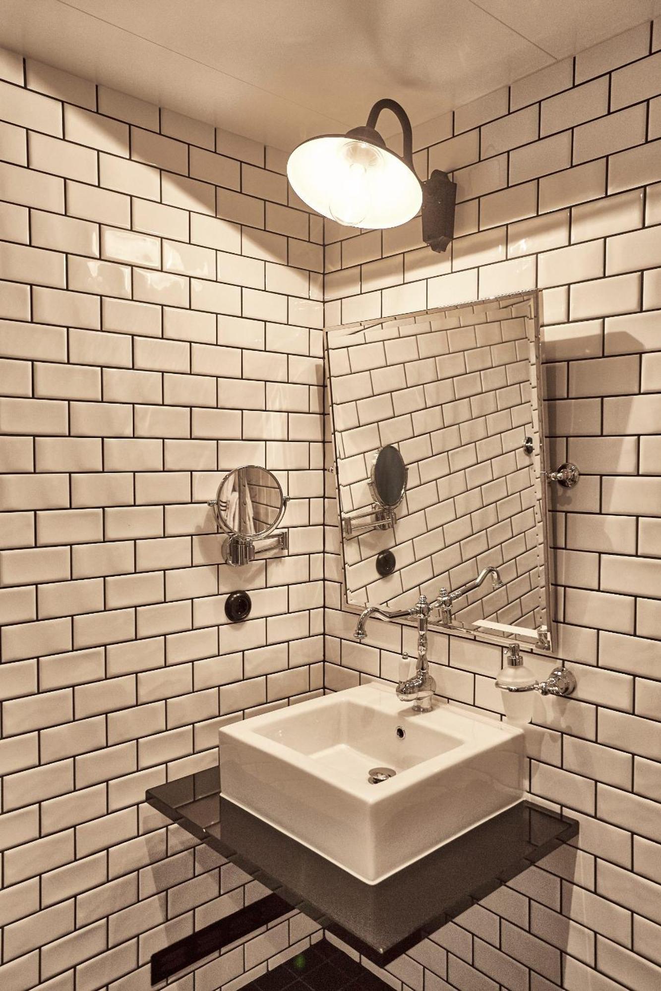 Steam Hotel Västerås Extérieur photo Subway tiles in a bathroom